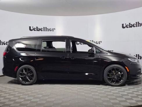 Used 2025 Chrysler Pacifica Limited image 8