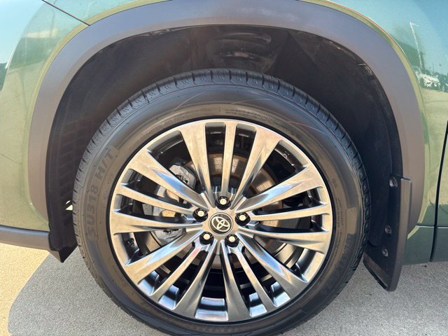 Certified 2025 Toyota Highlander Platinum AWD/4WD image 6