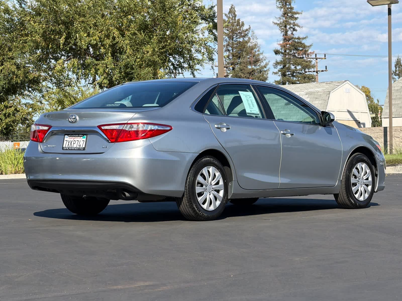Used 2017 Toyota Camry LE FWD image 2