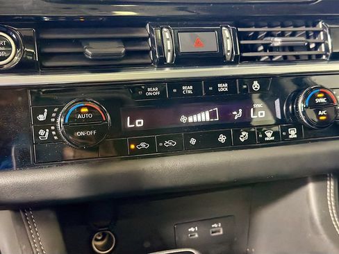 Used 2024 Nissan Pathfinder Platinum AWD/4WD image 17
