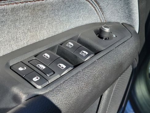 Used 2022 Jeep Compass Latitude w/ Sun and Sound Group AWD/4WD image 11