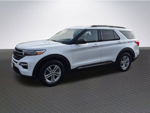 Used 2020 Ford Explorer XLT w/ Equipment Group 202A image 2