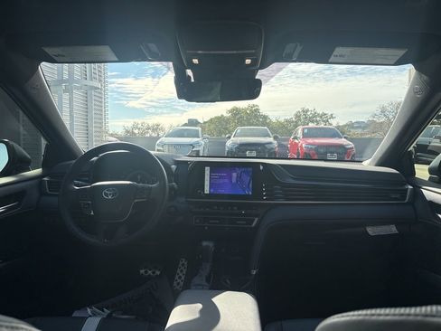 Used 2025 Toyota Camry SE image 18