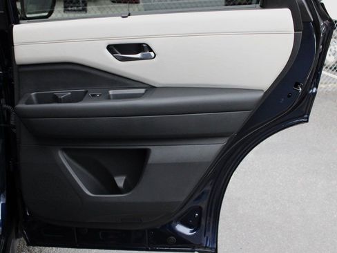 Used 2024 Nissan Pathfinder SL image 18