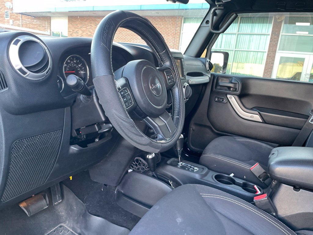 Used 2016 Jeep Wrangler Unlimited Sahara w/ Dual Top Group AWD/4WD image 29