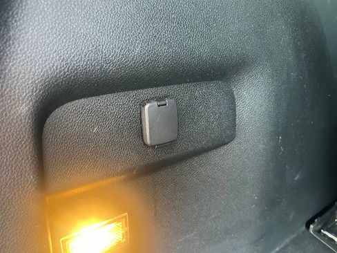 Used 2018 Ford Explorer XLT w/ Equipment Group 202A AWD/4WD image 32