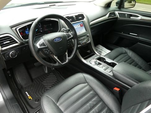 Used 2018 Ford Fusion SE w/ Fusion SE Technology Package FWD image 10