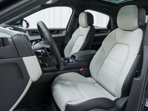 New 2026 Porsche Cayenne Turbo image 19