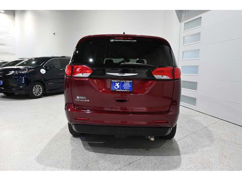 Used 2023 Chrysler Voyager LX FWD image 7