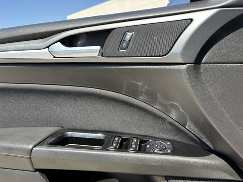 Used 2016 Ford Fusion SE FWD image 19