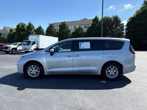 Used 2023 Chrysler Pacifica Touring-L FWD image 6