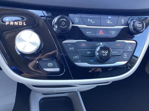 Used 2024 Chrysler Pacifica Touring-L FWD image 26