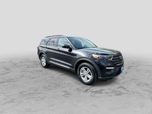 Used 2024 Ford Explorer XLT w/ Equipment Group 202A AWD/4WD image 2