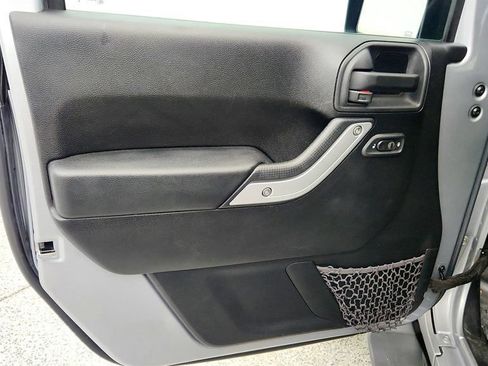 Used 2015 Jeep Wrangler Unlimited Sahara w/ Connectivity Group AWD/4WD image 10