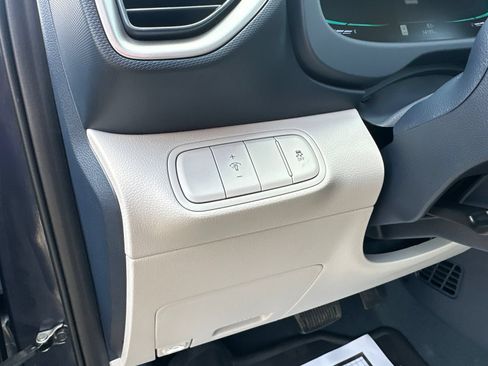 Used 2025 Hyundai Venue Limited FWD image 12