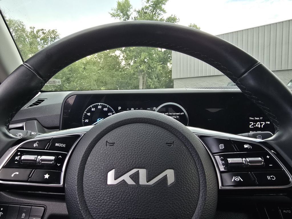 Used 2024 Kia Seltos EX FWD image 25
