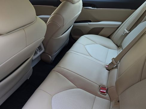 Used 2020 Toyota Camry XLE image 14