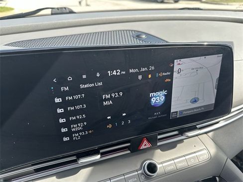 Used 2024 Hyundai Elantra SEL image 12