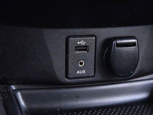 Used 2015 Nissan Rogue SV w/ SV Family Package image 16