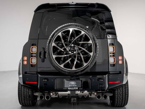 Used 2024 Land Rover Defender 110 V8 AWD/4WD image 5