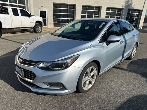 Used 2017 Chevrolet Cruze Premier image 2