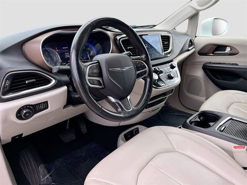 Used 2019 Chrysler Pacifica Touring-L Plus w/ Tire & Wheel Group image 9