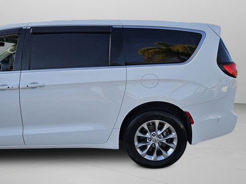 Used 2023 Chrysler Pacifica Touring-L image 36