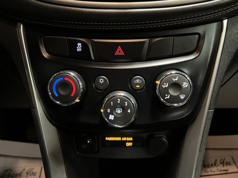 Used 2020 Chevrolet Trax LT w/ LT Convenience Package image 40