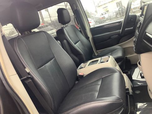 Used 2015 Chrysler Town & Country Touring image 18