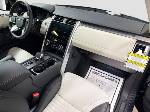New 2026 Land Rover Discovery Limited Edition image 13