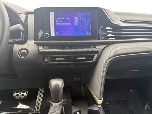 Used 2025 Toyota Camry SE FWD image 15