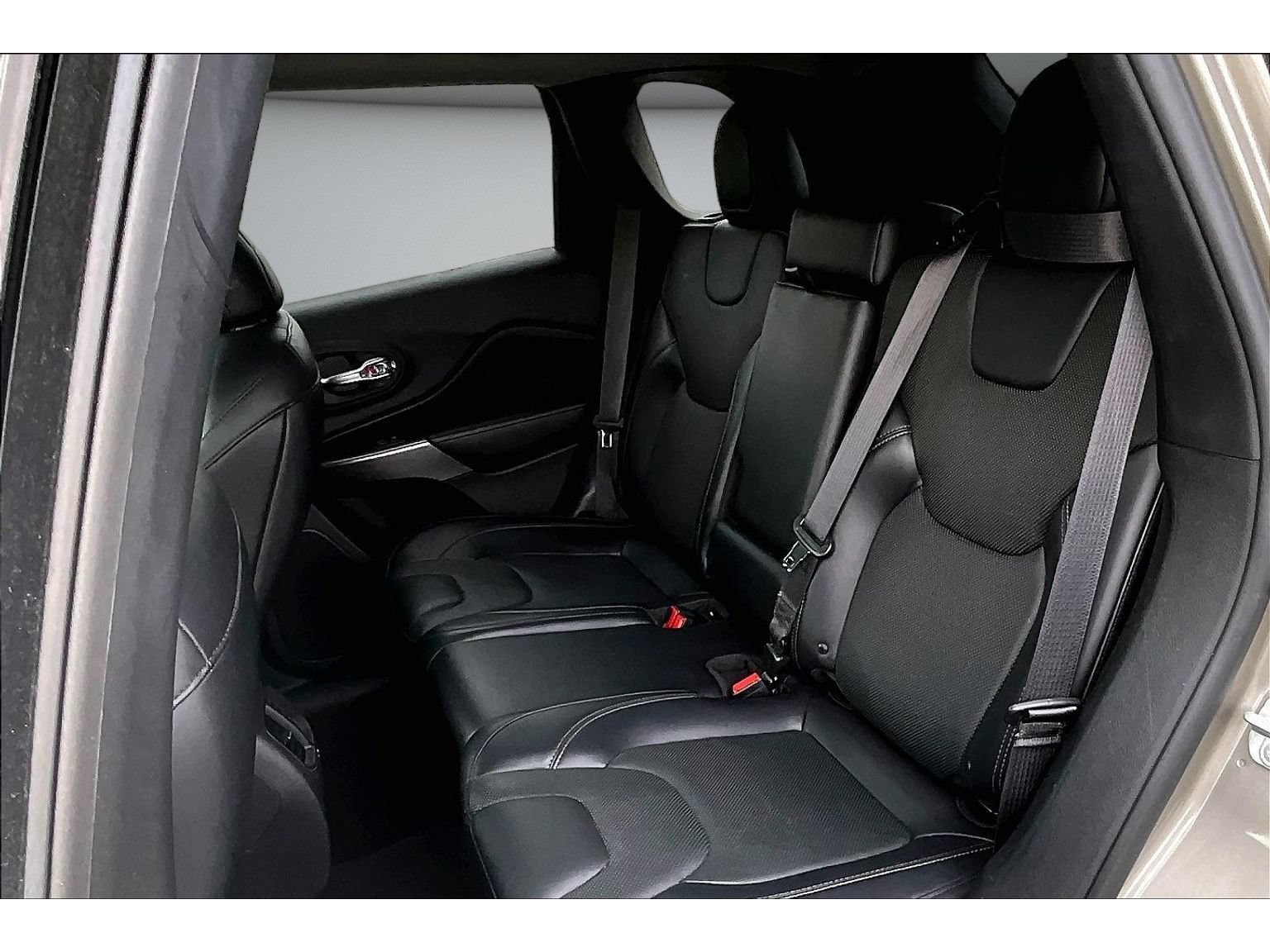 Used 2019 Jeep Cherokee Limited AWD/4WD image 34