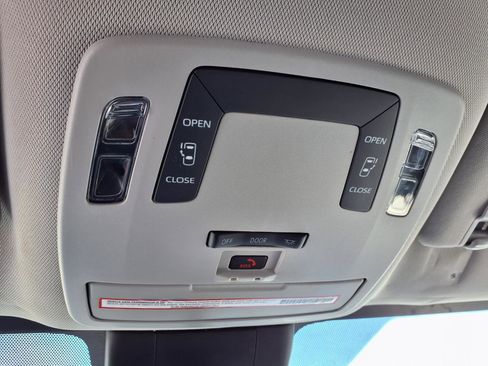 Used 2023 Toyota Sienna LE AWD/4WD image 17