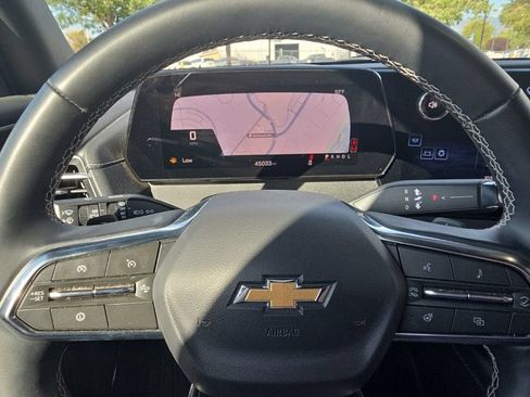 Used 2025 Chevrolet Traverse LT FWD image 14