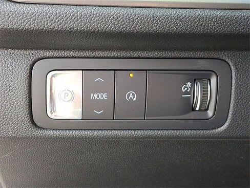 Used 2025 Chevrolet Traverse LT image 23