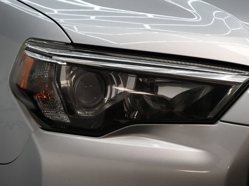 Used 2018 Toyota 4Runner Limited AWD/4WD image 9