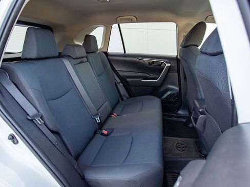 Used 2019 Toyota RAV4 LE w/ Carpet Mat Package AWD/4WD image 15