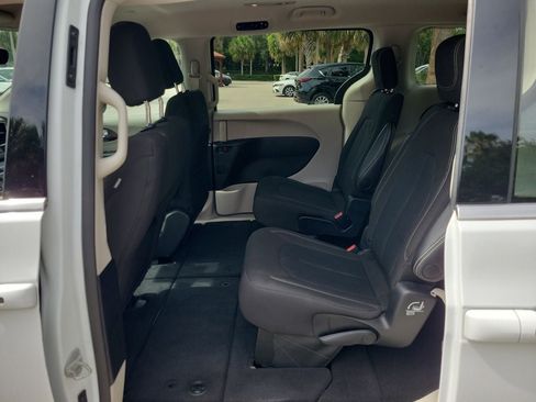 Used 2023 Chrysler Voyager LX FWD image 9