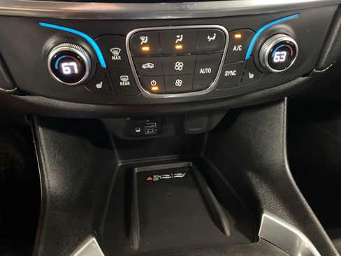 Used 2023 Chevrolet Traverse LT w/ LT Premium Package AWD/4WD image 32
