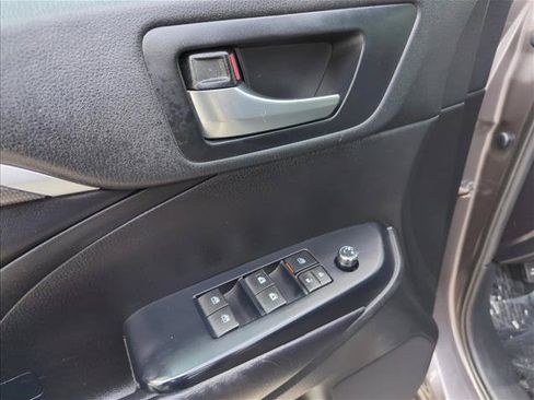 Certified 2019 Toyota Highlander SE FWD image 12