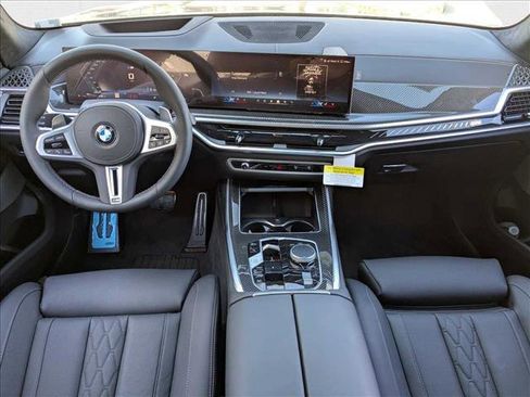Used 2025 BMW X7 M60i w/ Climate Comfort Package image 14