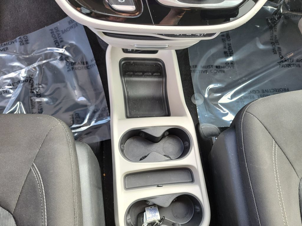 Used 2022 Chrysler Voyager LX FWD image 23