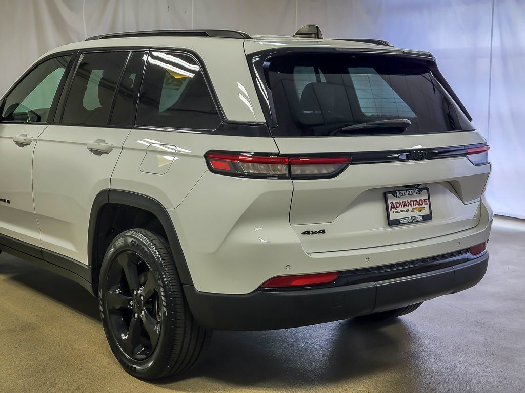 Used 2023 Jeep Grand Cherokee Altitude AWD/4WD image 7