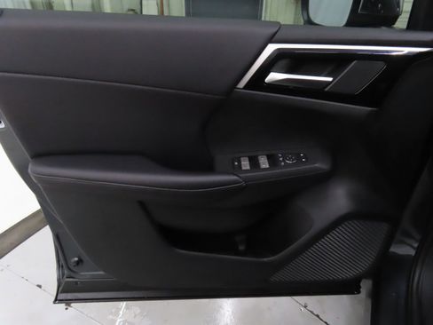 New 2025 Mitsubishi Outlander SE image 9