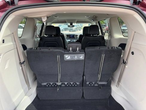 Used 2018 Chrysler Pacifica Touring-L Plus FWD image 12