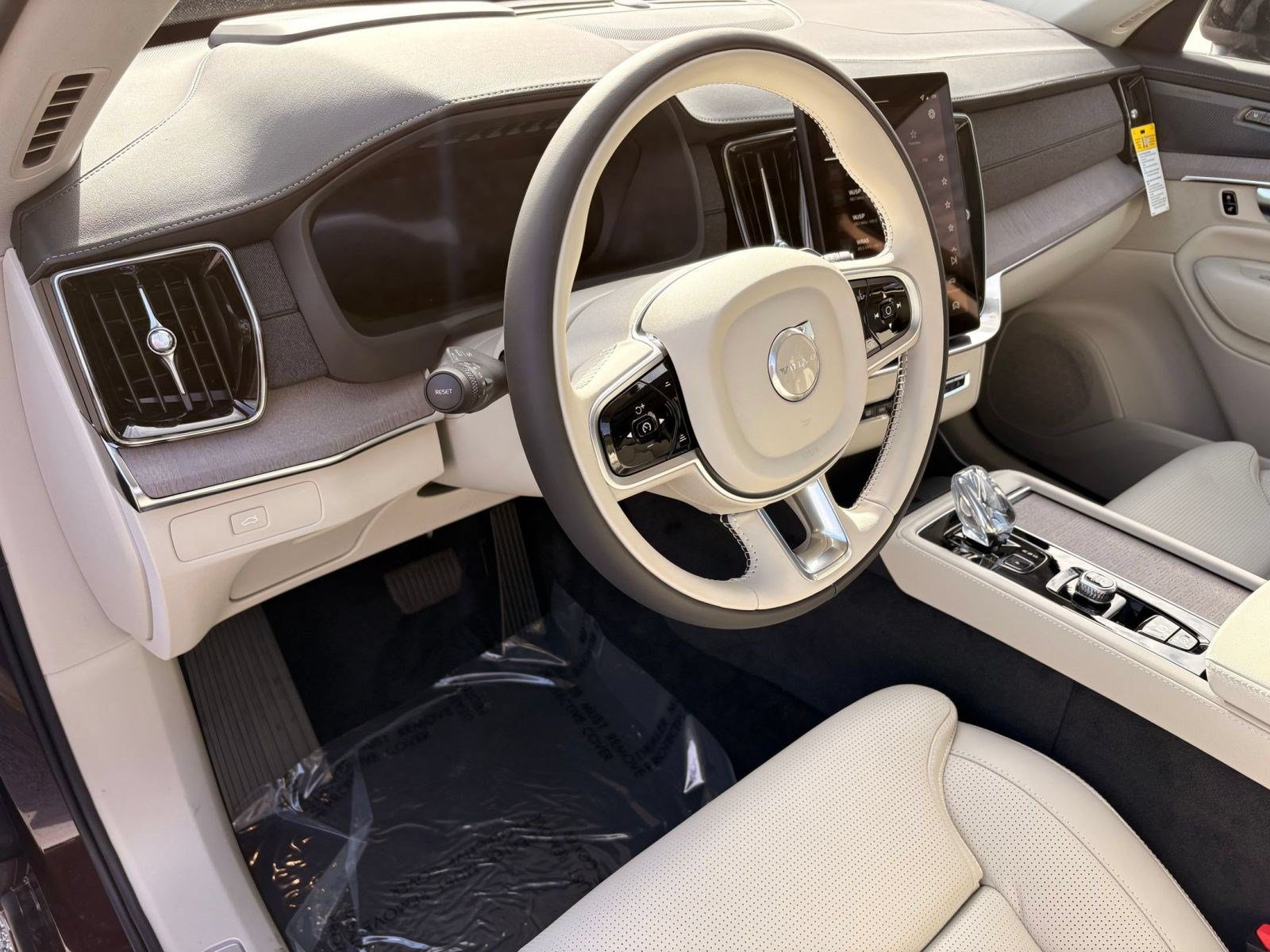 Certified 2026 Volvo XC90 B6 Ultra w/ Protection Package AWD/4WD image 4