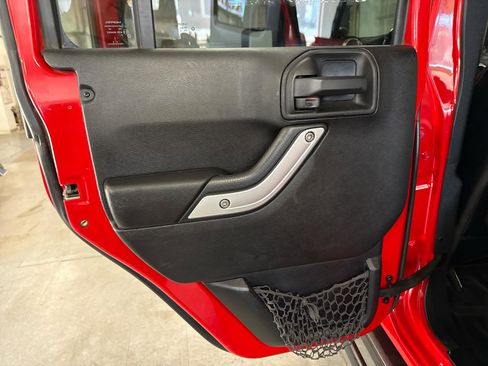 Used 2014 Jeep Wrangler Unlimited Rubicon w/ Connectivity Group AWD/4WD image 31