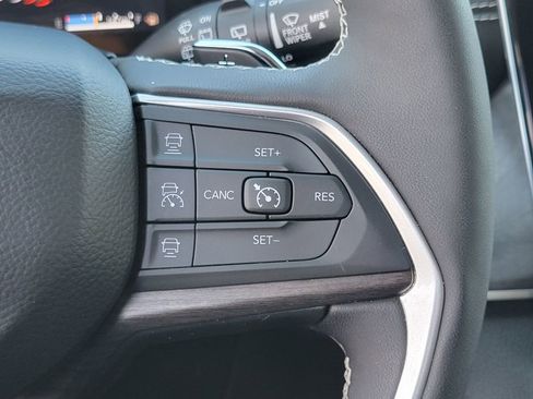 Used 2024 Jeep Grand Cherokee Limited w/ Black Appearance Package image 6