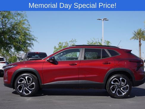 Used 2025 Chevrolet Trax RS w/ Sunroof Package FWD image 2