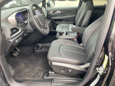 New 2027 Chrysler Pacifica Select FWD image 5